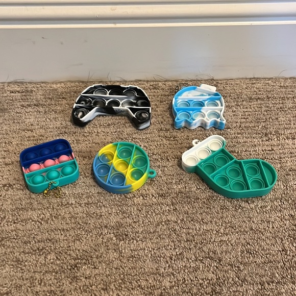 1 large, 3 medium 5 small pop-it’s with colorful designs. - Picture 4 of 5